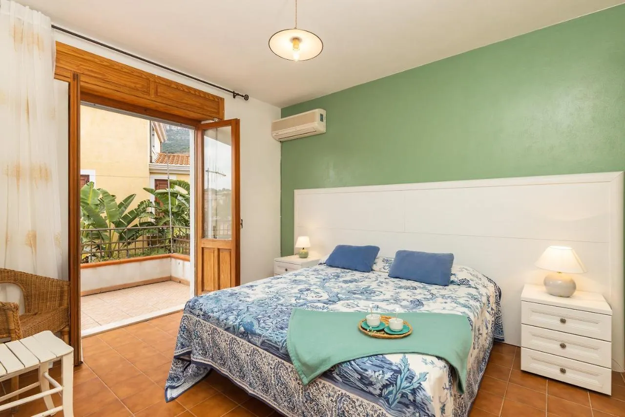 Villa La Casa Sulla Piazza - Con Giardino à Santa Maria Navarrese Hébergement de vacances